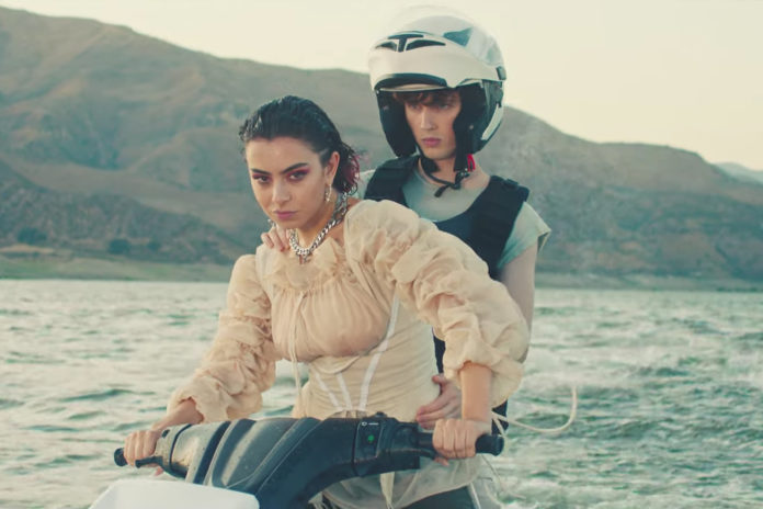 charli-xcx-i-troye-sivan-condueixen-cap-al-futur-a-‘2099’