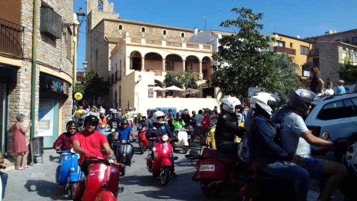privat:-156-vespes-i-lambrettes-participen-en-el-iv-aplec-scooterista-de-begur privat:-156-vespes-i-lambrettes-participen-en-el-iv-aplec-scooterista-de-begur