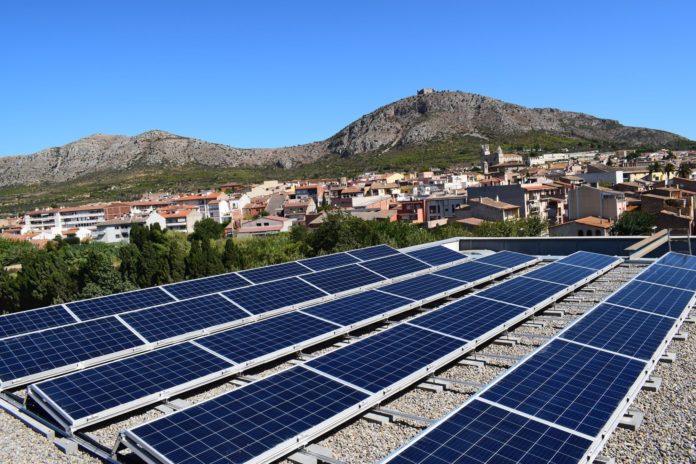 Plaques solars fotovoltaiques a l'Espai Ter de Torroella de Montgrí | Imatge de l'Ajuntament energia