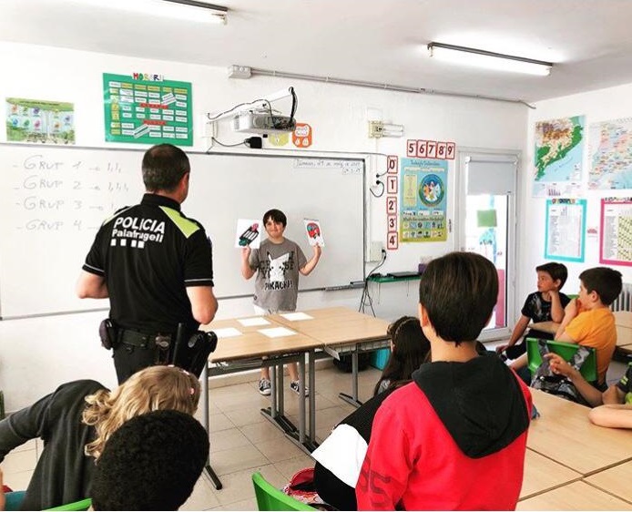 privat:-amb-l’arribada-del-nou-curs,-la-policia-local-de-palafrugell-tornara-a-impartir-classes-d’educacio-vial-a-les-aules-de-les-escoles