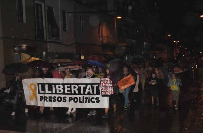 privat:-mes-de-150-veins-de-santa-cristina-fan-una-marxa-lenta-pel-nucli-per-rebutjar-la-sentencia-del-proces