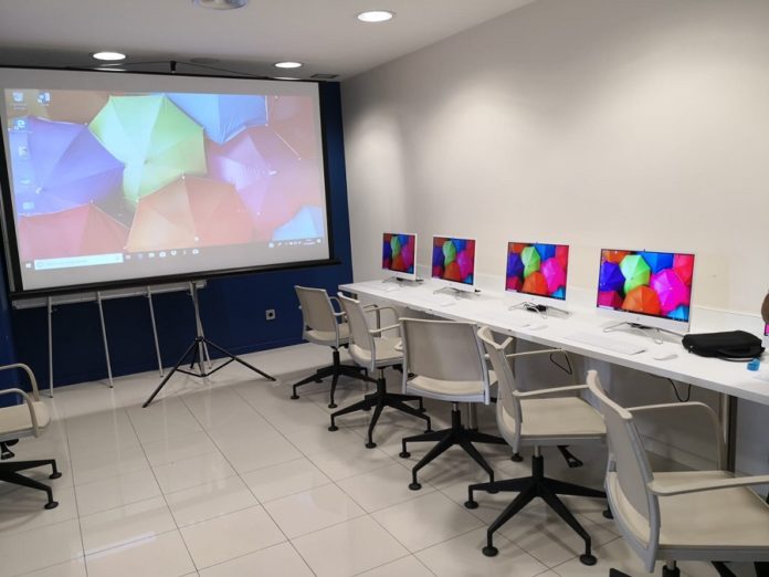 privat:-el-consell-de-la-gent-gran-de-palafrugell-inaugura-una-aula-d’informatica-amb-20-ordinadors,-un-d’ells-portatil-i-un-projector privat:-el-consell-de-la-gent-gran-de-palafrugell-inaugura-una-aula-d’informatica-amb-20-ordinadors,-un-d’ells-portatil-i-un-projector