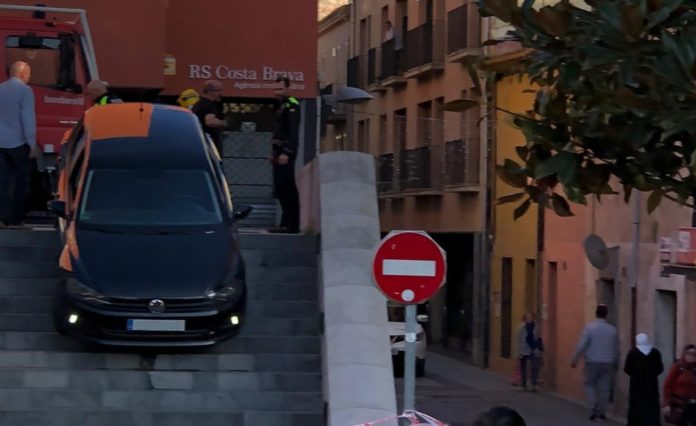 Cotxe al Carrer de Pi i Maragall - Palafrugell Portada Un cotxe ha confós les escales amb el carrer de Pi i Margall al centre de Palafrugell aquest divendres a la tarda