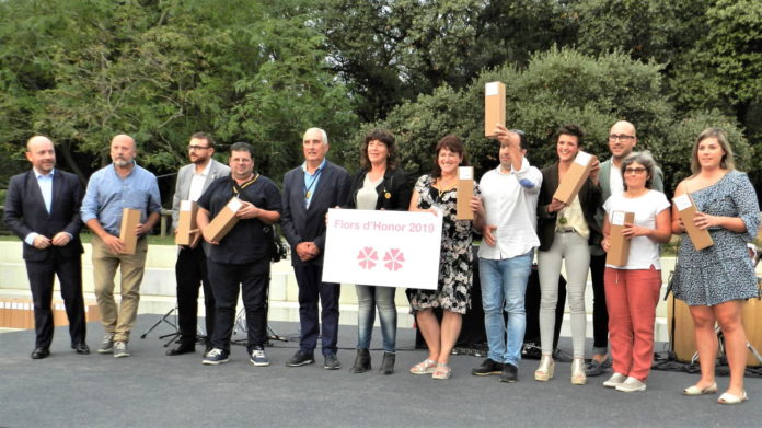 Moment de l'entrega del premi Flors d'Honor 2019 a l'EMD Estartit | Imatge de l'Ajuntament de Torroella de Montgrí