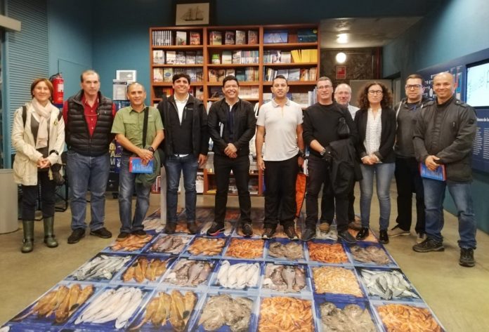 Els integrants de la delegació colombiana, amb responsables del Museu de la Pesca, la Confraria, el DARP i ICM-CSIC, durant la visita d'ahir al Museu de la Pesca. | Imatge del Museu de la Pesca