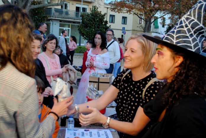 privat:-centenars-de-persones-gaudeixen-de-la-fusio-de-la-castanyada-i-halloween-a-santa-cristina-d’aro