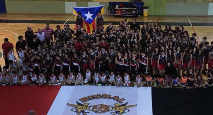 Jugadors del Bisbal Bàsquet en una foto de club | Imatge de Bisbal Bàsquet