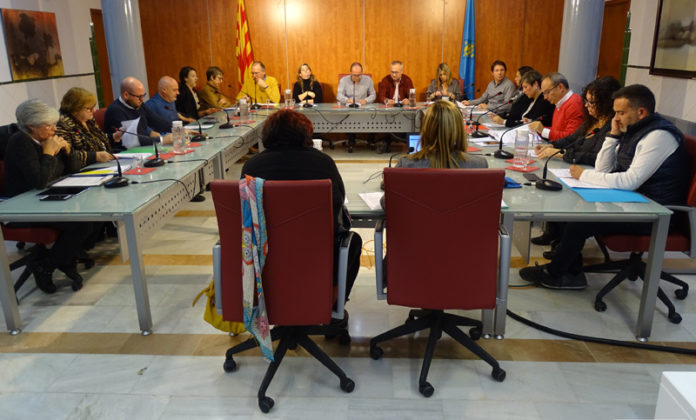 Ple de novembre de Palamós on s'ha aprovat la nova normativa de la via pública, afectant a les terrasses | Imatge de Ràdio Palamós