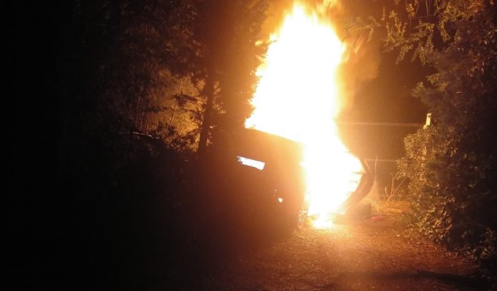 Cotxe en flames al camí de Tamariu al Far de Sant Sebastià | Imatge de l'Ajuntament de Palafrugell