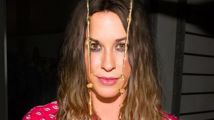 alanis-morissette-torna-amb-‘reasons-i-drink’