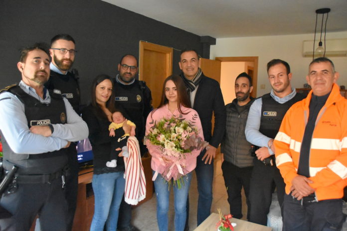 La mare, els agents de la Policia Local de Sant Feliu de Guíxols i l'alcalde Carles Motas