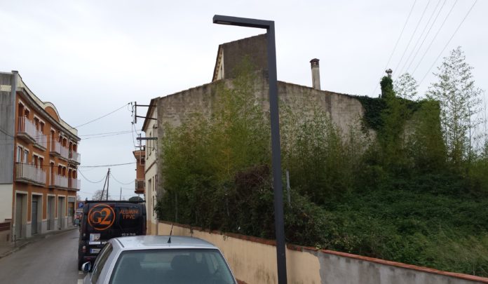 Una de les noves columnes on s'han ubicat les lluminàries, al carrer Riera | Imatge de l'Ajuntament de Palamós