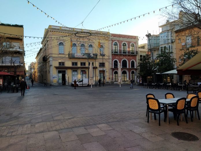 privat:-l’ajuntament-de-palafrugell-obre-el-dialeg-amb-els-establiments-de-placa-nova-per-reordenar-l’espai