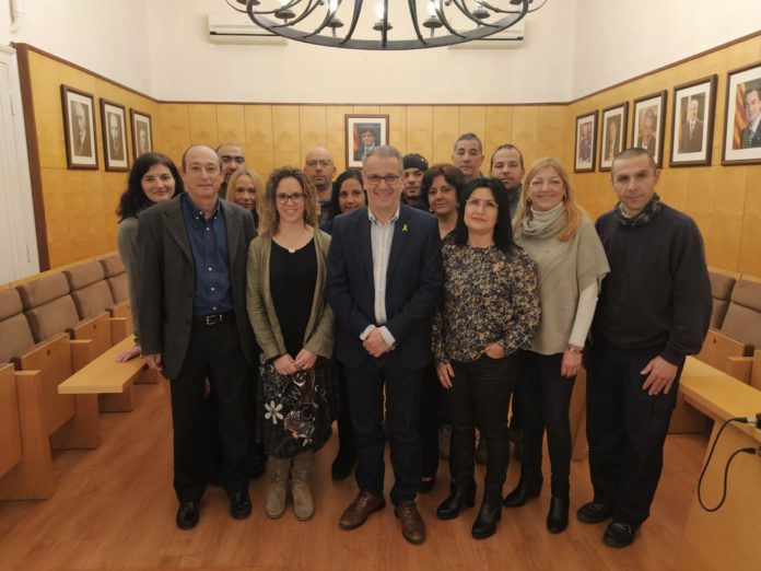 Josep Piferrer, alcalde de Palafrugell, i Joan Vigas, primer tinent d'alcalde, acompanyats d'algunes de les persones contractades a través del programa "Treball i Formació" | Imatge de l'Ajuntament de Palafrugell