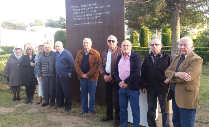 Familiars dels nou veïns del municipi que varen ser deportats, davant l'escultura dedicada a la seva memòria i ubicada al cementiri de Sant Joan | Imatge de l'Ajuntament de Palamós