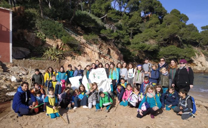 Infants de Begur netegen la platja d'Aiguablava