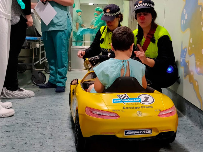 Les Tirita Clown amb el cotxe elèctric que portarà als infants a la sala d'operacions | Imatge del SSIBE
