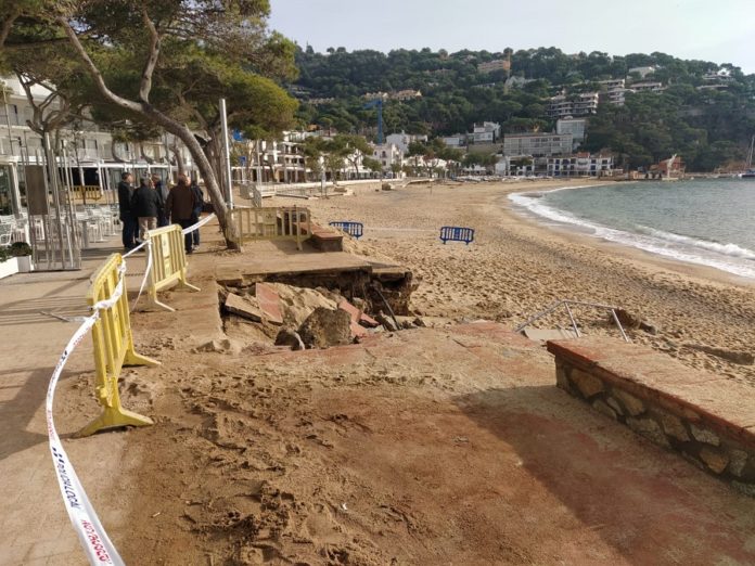 La platja de Llafranc després del temporal glòria