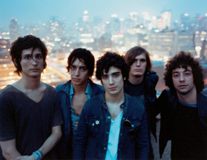 the-strokes-publicaran-disc-el-10-d’abril-i-estrenen-‘bad-decisions’-i-‘at-the-door’