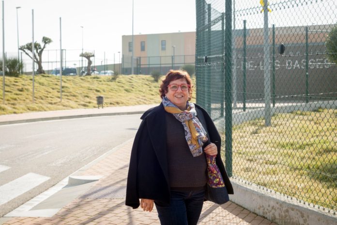 Dolors Bassa surt de la presó del Puig de les Basses aquest 17 de febrer de 2020 | Imatge compartida per Roger Torrent