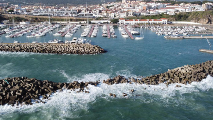 Vista aèria del port Marina Palamós, amb l'espigó trencat pel temporal Gloria al gener 2020 | Imatge d'Àlex R. via Ràdio Palamós