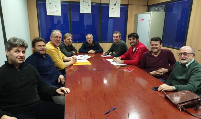 Reunió constitutiva del cos de Protecció Civil de Palamós, amb el regidor de Seguretat, Mobilitat i Protecció Civil (tercer per l'esquerra), el president de l’Associació de Voluntaris de Protecció Civil de Palamós (a la seva dreta), i el president de Creu Roja Palamós (al fons, amb ulleres) | Imatge de l'Ajuntament de Palamós