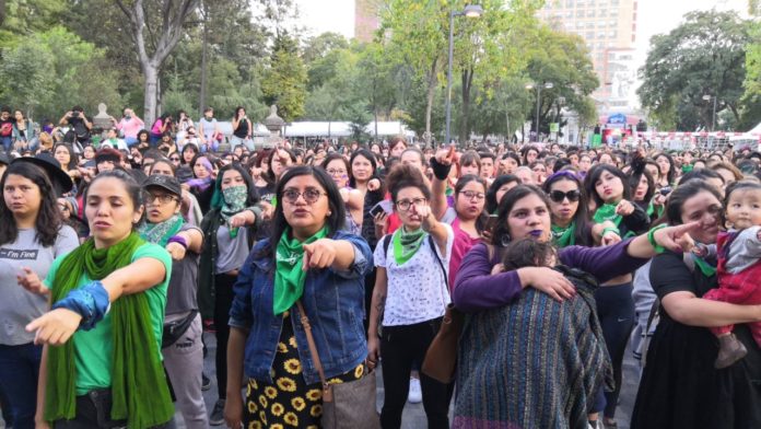 Dones assajant la performance "Un violador en tu camino" a Mèxic | Imatge de Wotancito a Wikipèdia