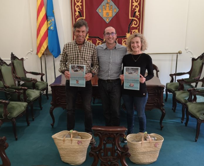 Els guanyadors de premi del concurs fotogràfic d'Instagram, acompanyats de l'alcalde de Palamós (centre).