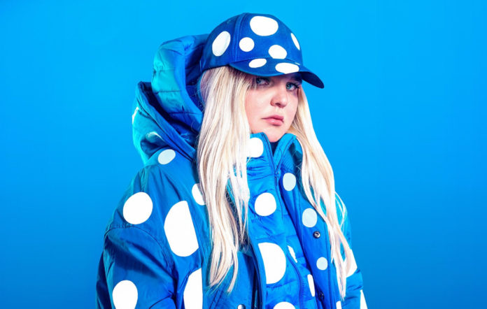 tones-and-i-vol-evitar-ser-una-arista-one-hit-wonder-i-estrena-dues-cancons