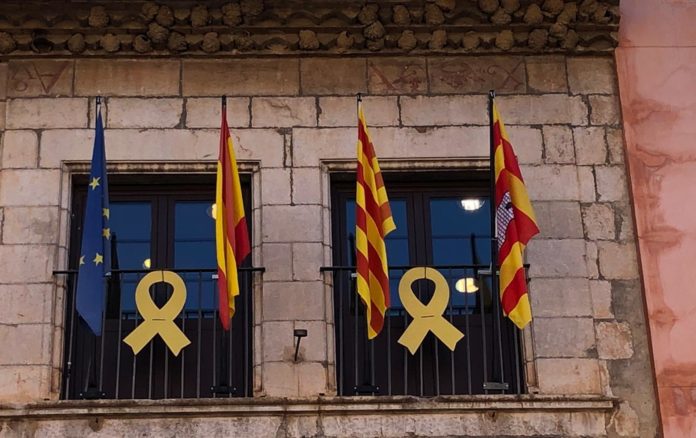 La façana de l'Ajuntament de Torroella de Montgrí amb les banderes europea, espanyola, catalana i municipal | Imatge del consistori