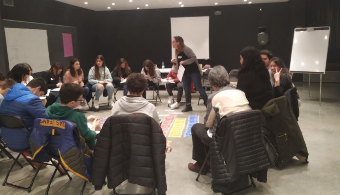 El grup de joves participants en el taller aquest dimecres a les Galeries Carme | Imatge de l'Ajuntament
