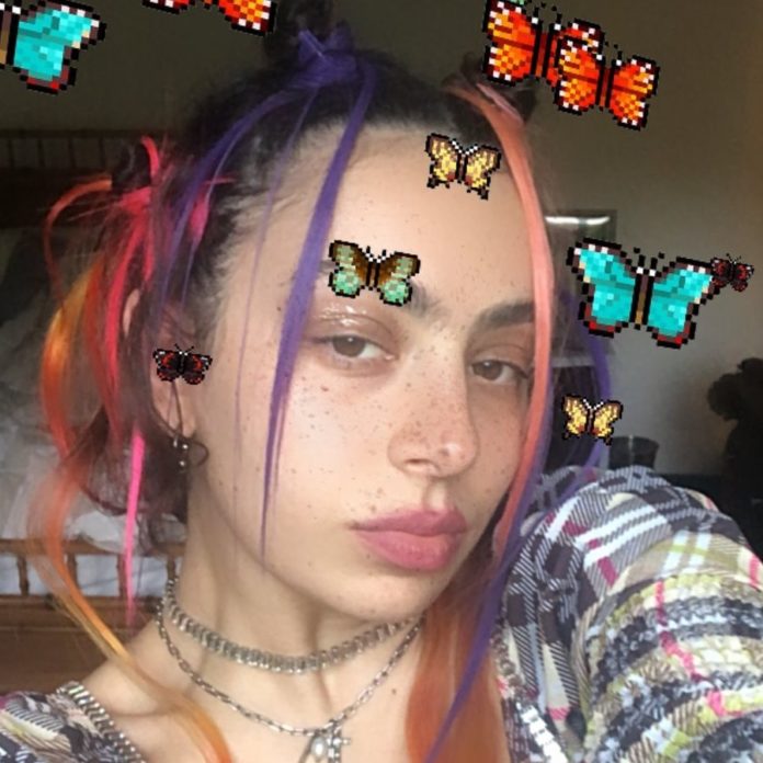 charli-xcx-anuncia-“how-i’m-feeling-now”-un-disc-creat-des-del-confinament