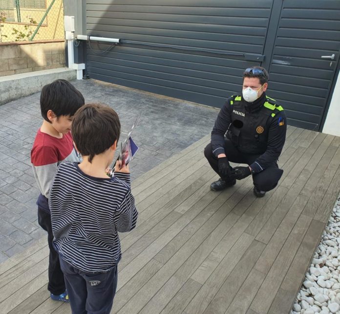 La Policia Local de Palafrugell felicitant l'aniversari a un nen durant el confinament | Imatge de l'Ajuntament