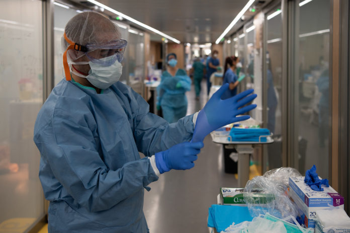 Un metge a l'Hospital Clínic de Barcelona | Imatge d'arxiu