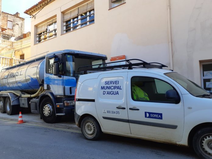Camió cisterna d'aigua davant de la residència Zoilo Feliu de la Bisbal | Imatge de Sorea
