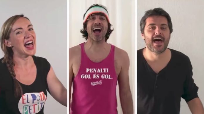 El cantant de l'Orquestra DiVersiones amb Miquel Abras i Helena Bagué durant el seu nou hit, La Felicita | Imatge del videoclip