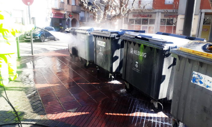 Sant Feliu desinfecta els contenidors pel coronavirus - Imatge de l'Ajuntament Sant Feliu desinfecta els contenidors pel coronavirus - Imatge de l'Ajuntament
