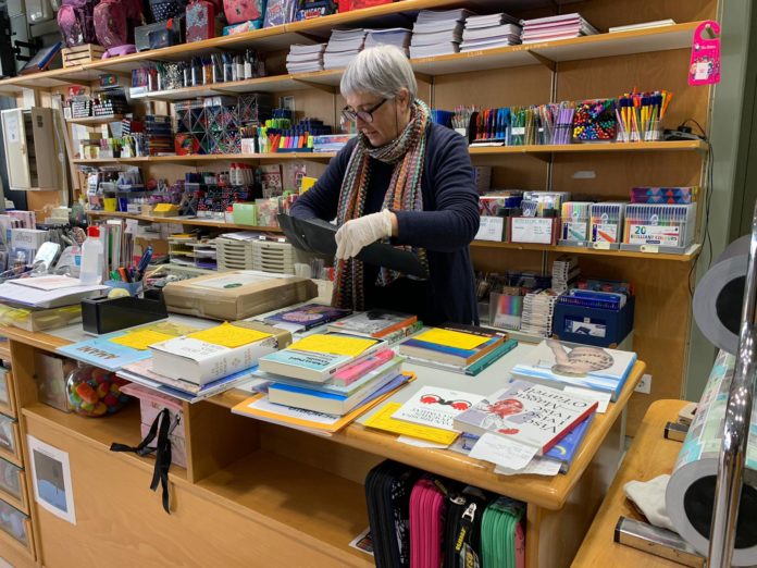 Llibreria Cucut preparant aquest Sant Jordi Llibreria Cucut preparant aquest Sant Jordi