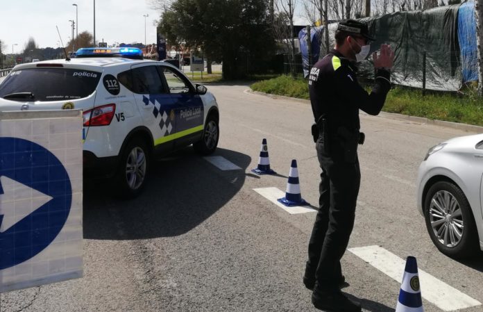 La Policia Local de Palamós en un control durant l'estat d'alarma pel coronavirus | Imatge de l'Ajuntament La Policia Local de Palamós en un control durant l'estat d'alarma pel coronavirus | Imatge de l'Ajuntament