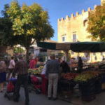 privat:-represa-parcial-del-mercat-setmanal-de-la-bisbal-amb-les-parades-de-productes-frescos-d’alimentacio-i-planter