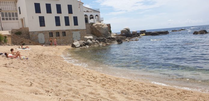 Calella de Palafrugell el primer dia de la fase 2 del desconfinament al Baix Empordà