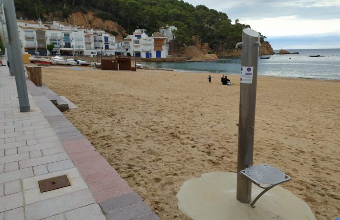 Dutxes a la platja de Tamariu | Imatge de l'Ajuntament de Palafrugell Dutxes a la platja de Tamariu | Imatge de l'Ajuntament de Palafrugell