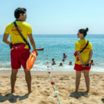 Una parella de socorristes a la Platja Gran de Platja d’Aro.
