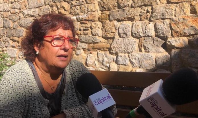 Dolors Bassa durant una entrevista a Ràdio Capital de l'Empordà a Torroella de Montgrí | Agost 2020 2 Dolors Bassa