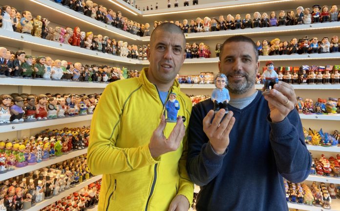 Marc Alos i Sergi Alos amb els caganers més venuts aquest Nadal 2020 | Imatge de Caganer.com Marc Alos i Sergi Alos amb els caganers més venuts aquest Nadal 2020 | Imatge de Caganer.com
