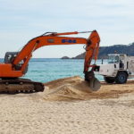 privat:-actuacions-de-recollocacio-de-la-sorra-de-la-platja-de-sant-pol