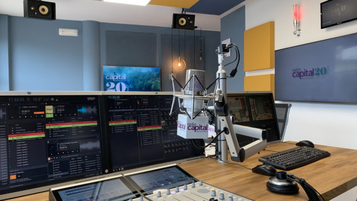 Imatge del nou estudi de Ràdio Capital des del lloc del locutor Ràdio Capital