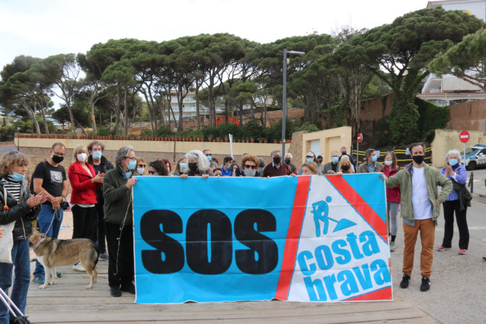 Pla mitjà de la protesta que SOS Costa Brava ha fet davant de la Pineda de Ponent de Sant Feliu de Guíxols aquest dissabte 15 de maig de 2021. - Imatge de l'ACN Pla mitjà de la protesta que SOS Costa Brava ha fet davant de la Pineda de Ponent de Sant Feliu de Guíxols aquest dissabte 15 de maig de 2021. - Imatge de l'ACN