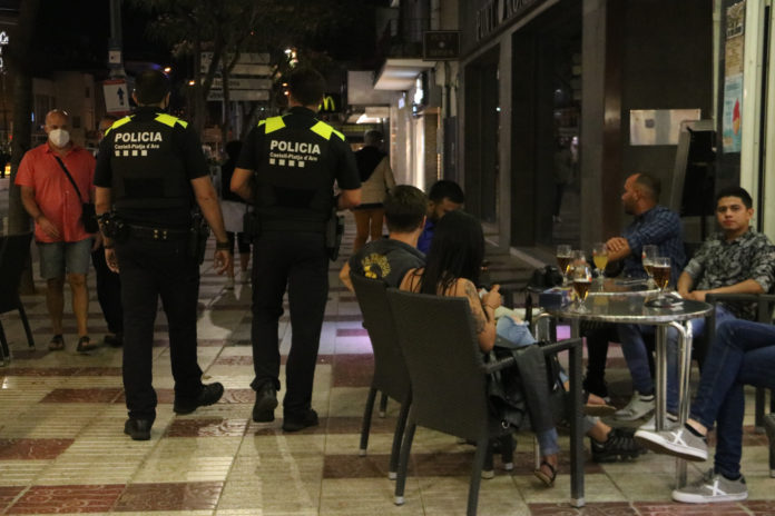 Dos efectius de la Policia Local patrullant pel centre de Platja d'Aro. Imatge del 24 de juny del 2021 - Imatge de l'ACN Dos efectius de la Policia Local patrullant pel centre de Platja d'Aro. Imatge del 24 de juny del 2021 - Imatge de l'ACN