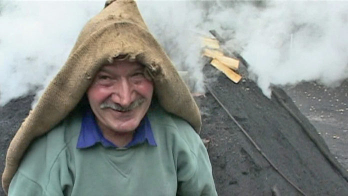 el-documentalista-antoni-marti-converteix-el-reportatge-homes-de-fum-(2001)-en-un-llargmetratge-documental-on-homenatja-l’ofici-de-carboner